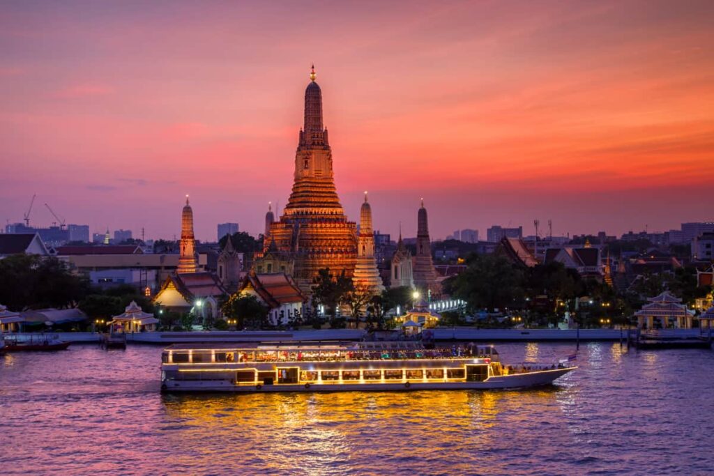 Dinner cruise Bangkok with Wat Arun at the back