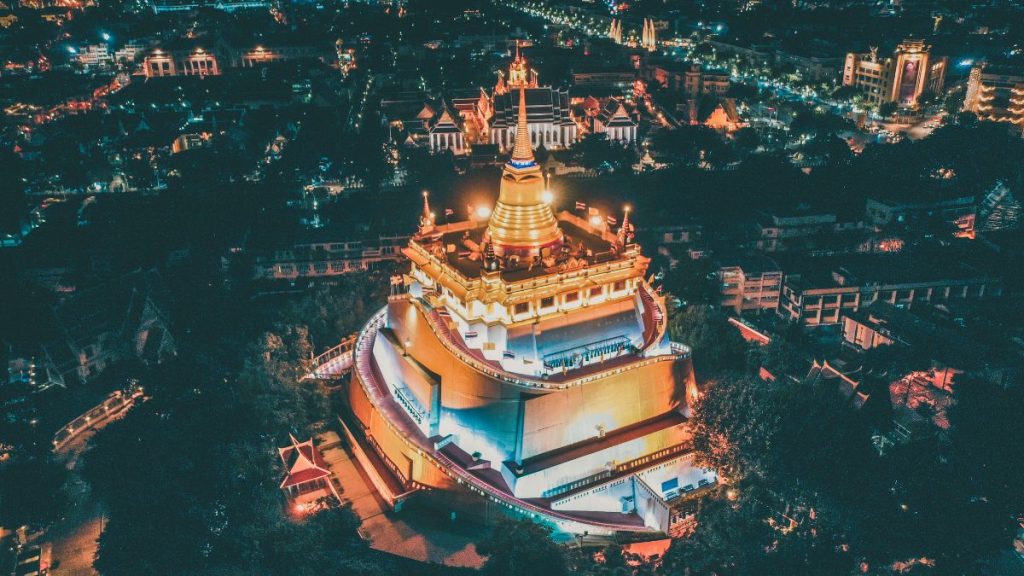 Une photo prise du haut du temple Wat Saket