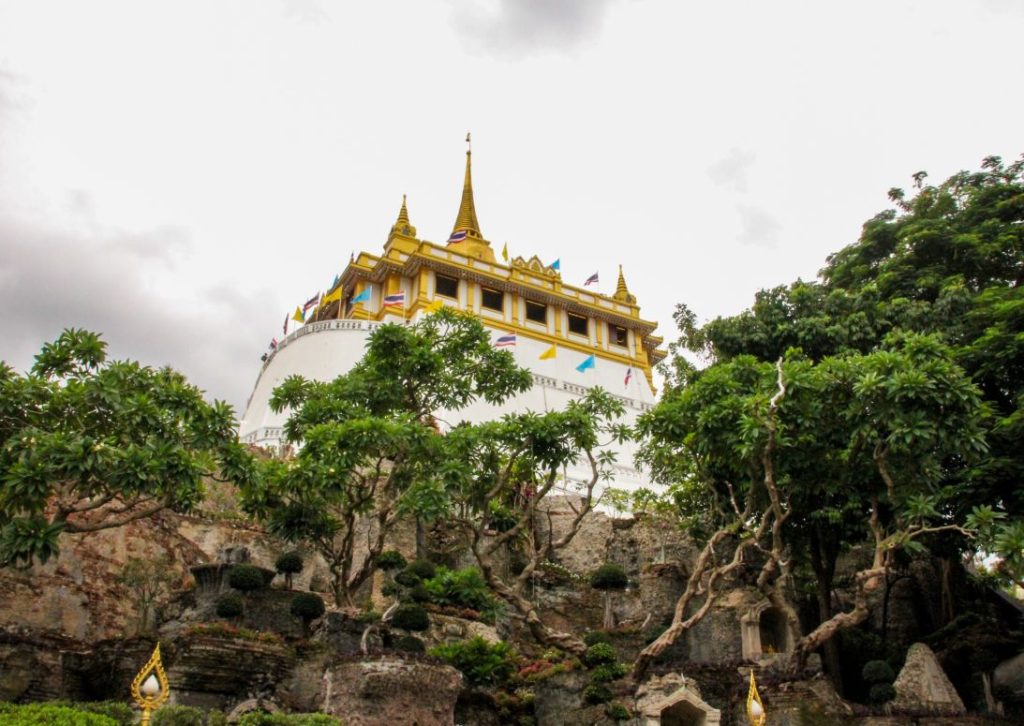 Arbres entourant la montée de Wat Saket