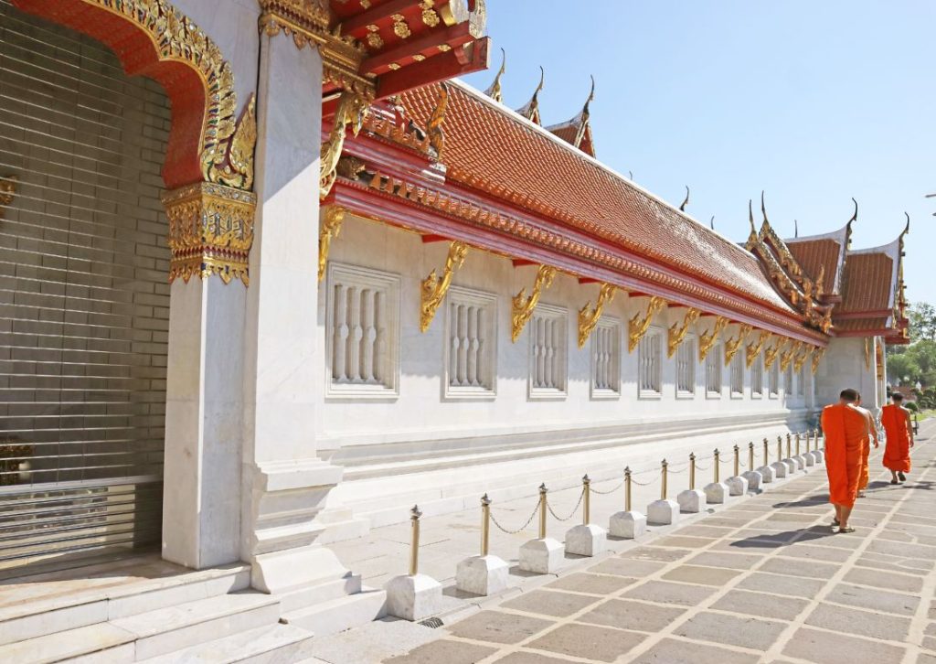 Des moines passant dans la cour du temple