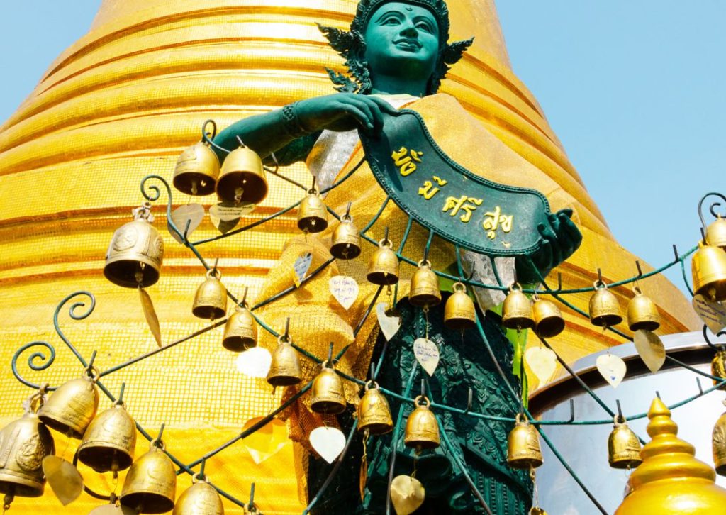 Messages écrites sur des feuilles de dorure accrochées sur la statue