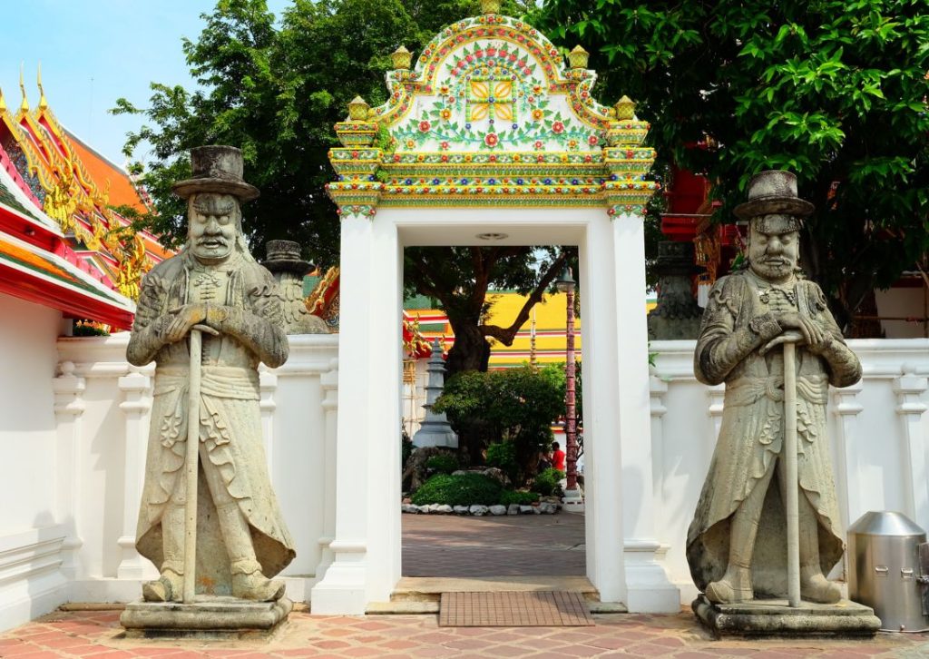 Statues de pierre: guardiens chinois à Wat Pho