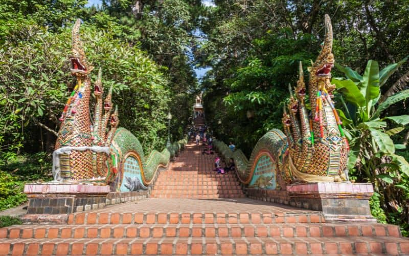 Escalier Naga au temple Doi Suthep