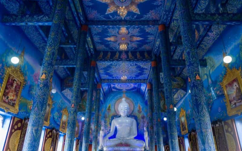 Murales et statue blanche du Bouddha, Temple Bleu
