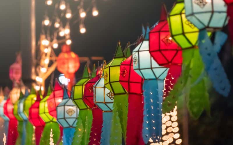 Décorations lumineuses durant le festival Yi Peng (Khom Fai)